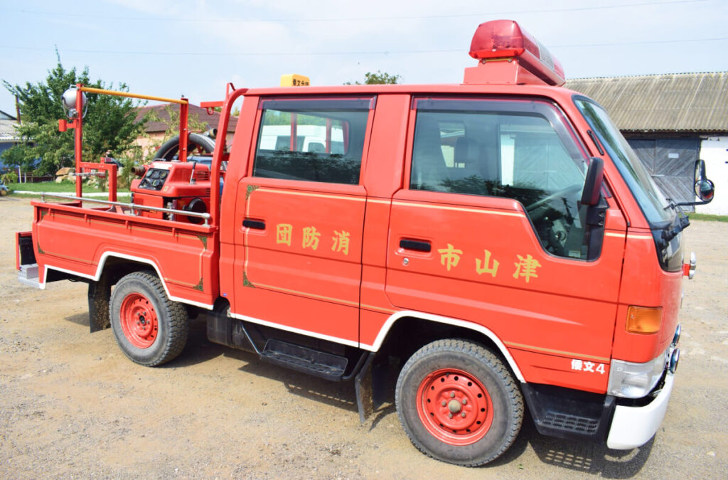 津山市から寄贈された赤い小型消防車