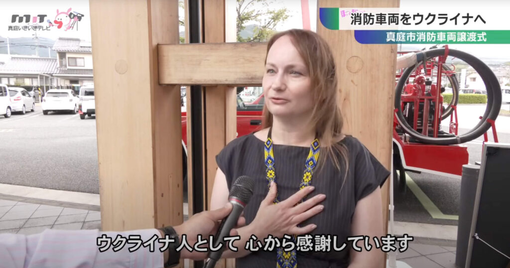 消防車両の支援に感謝を述べるNPOユーラシア副理事長バビィ氏