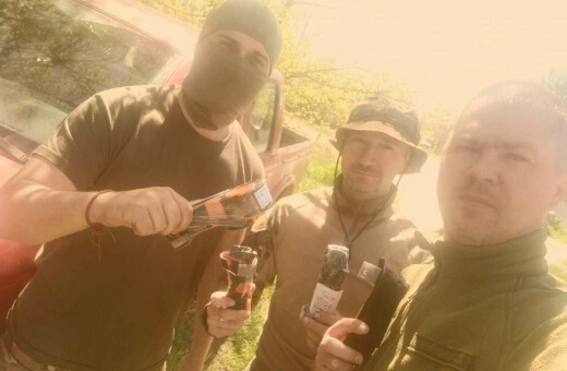 支援物資を受け取ったウクライナ兵士