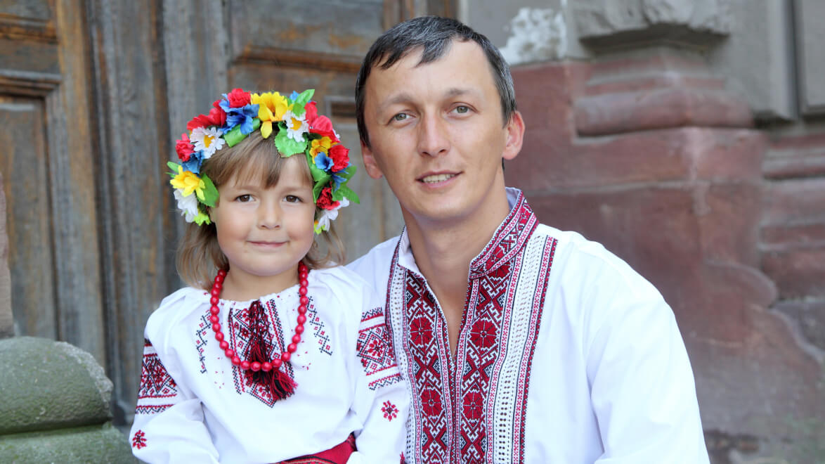 爆撃を受けた建物と救助活動