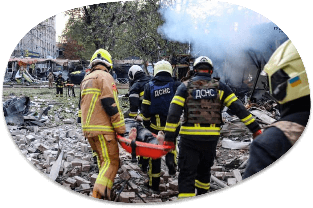 負傷した市民を救助する様子