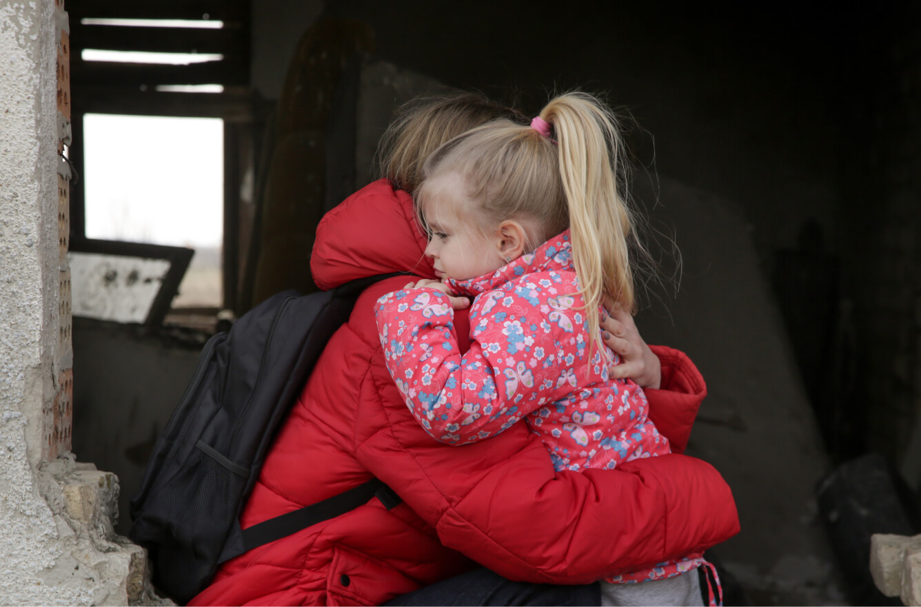 抱擁するウクライナの母親と子供