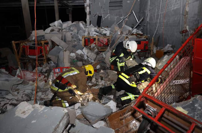 崩壊した建物の救助活動