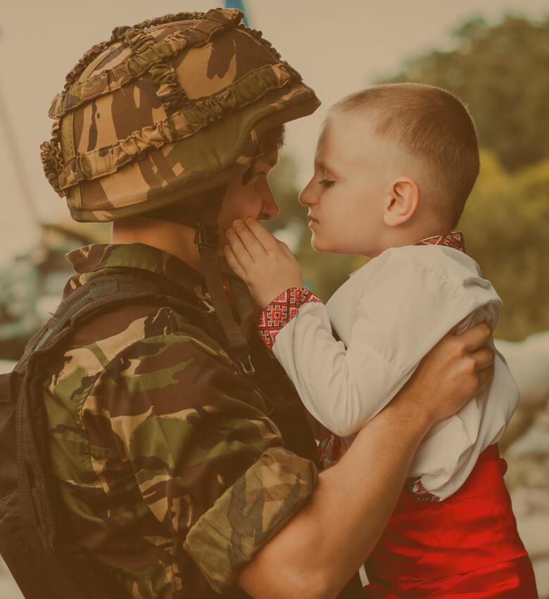 ウクライナ兵士と子供