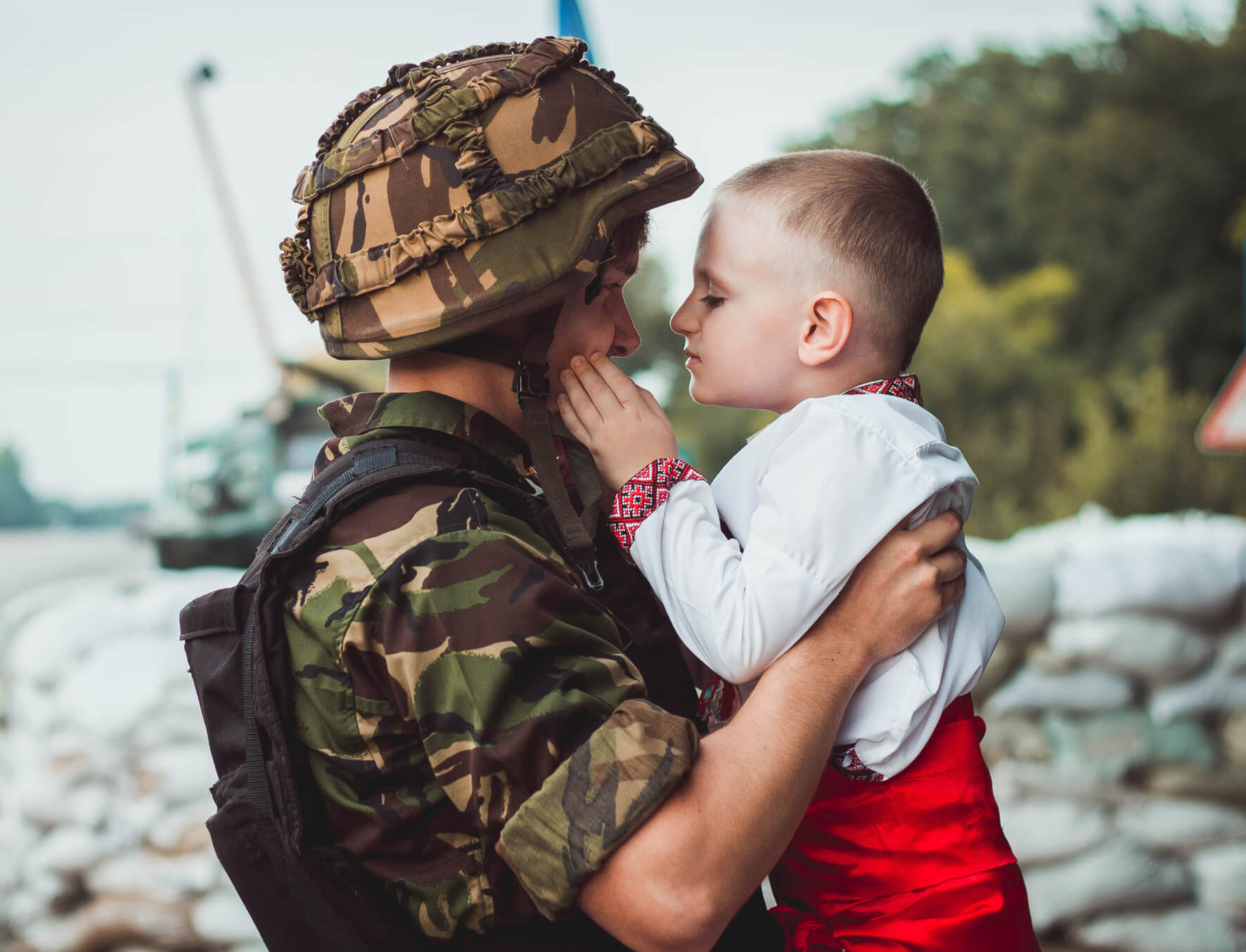 ウクライナ兵士と子供