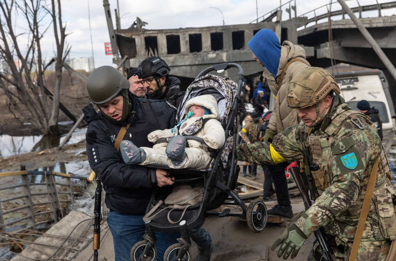 ウクライナ戦下で子供を救助