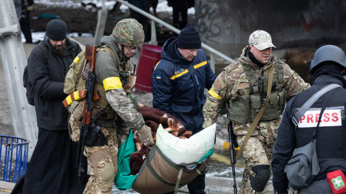 爆撃を受けた建物と救助活動