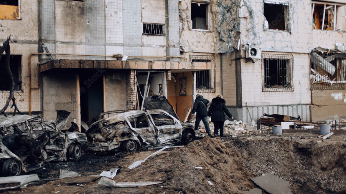 爆撃を受けた建物と救助活動